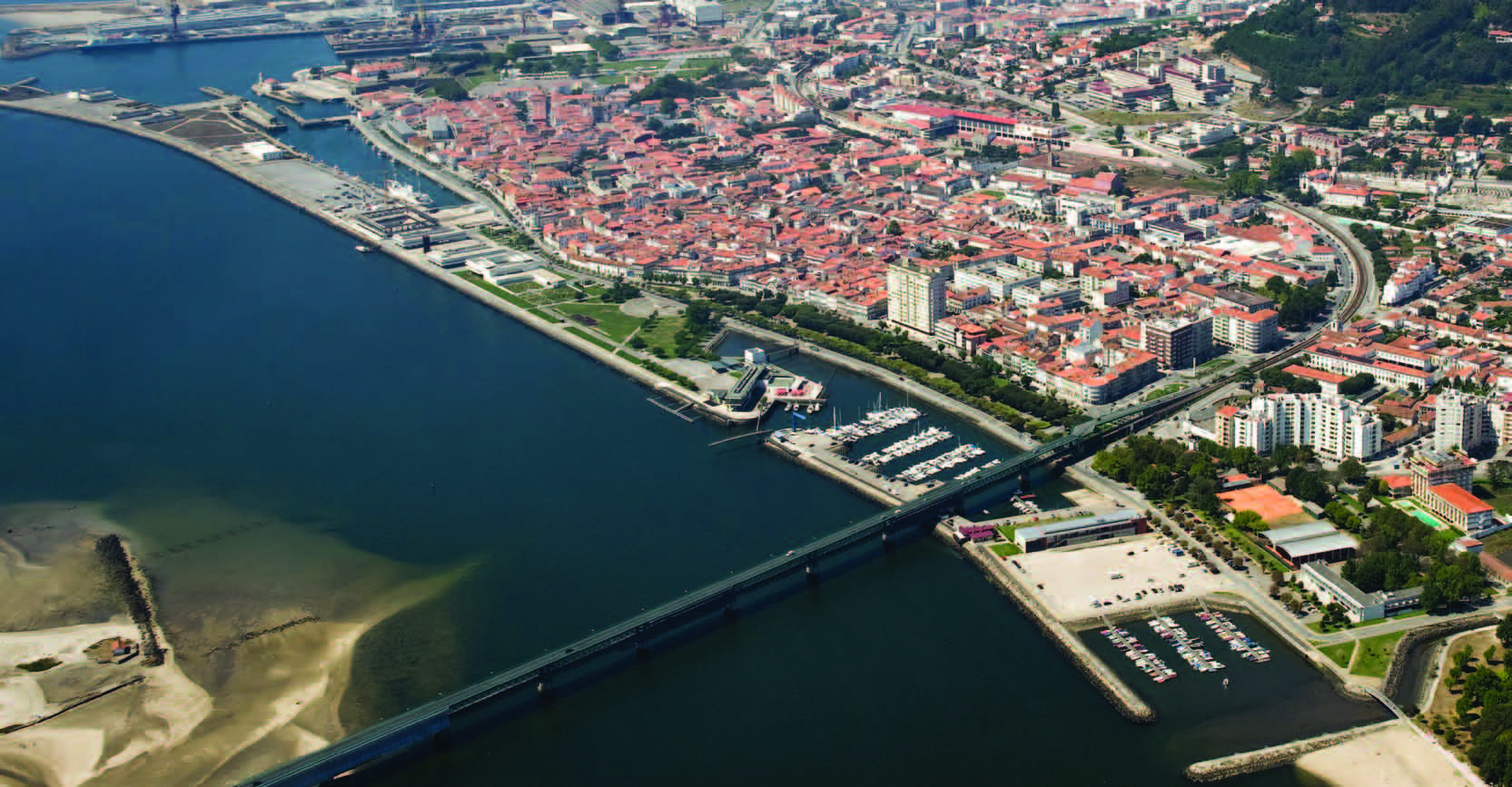 Porto DE RECREIO A náutica de recreio oferece um conjunto vasto de oportunidades, quer pelas excelentes condições naturais oferecidas quer pelo posicionamento geográfico do porto de Viana do Castelo.