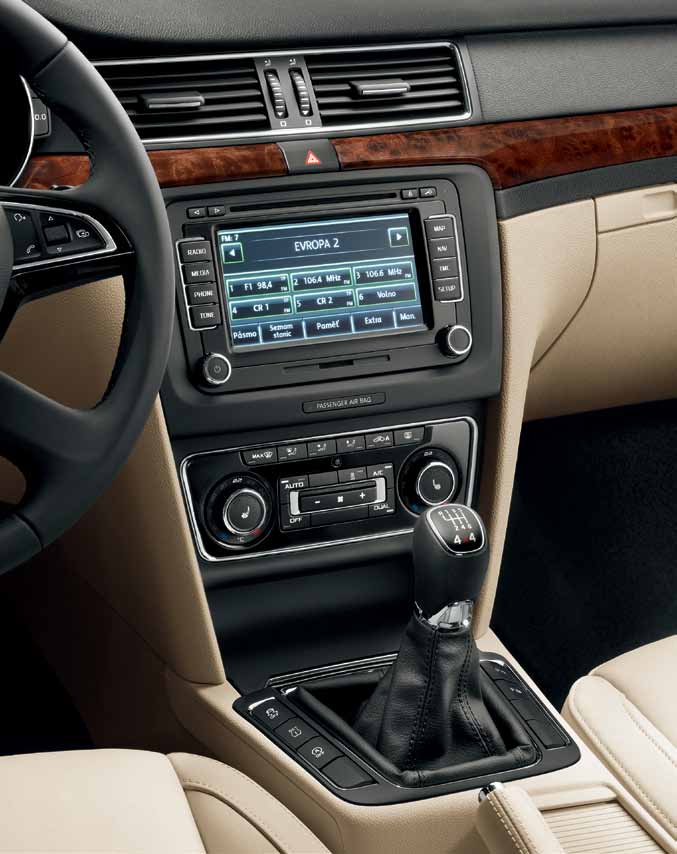 O Sistema de Som com um amplificador de 10 canais, um equalizador digital e 10 altifalantes proporciona uma excelente qualidade de som no veículo.
