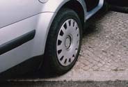 A importância dos pneus para uma condução segura Os pneus são o elo vital de ligação do carro à estrada.