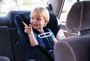 A criança no automóvel O que diz a legislação portuguesa Crianças com menos de 3 anos devem viajar obrigatoriamente num dispositivo de retenção aprovado para o seu tamanho e peso.