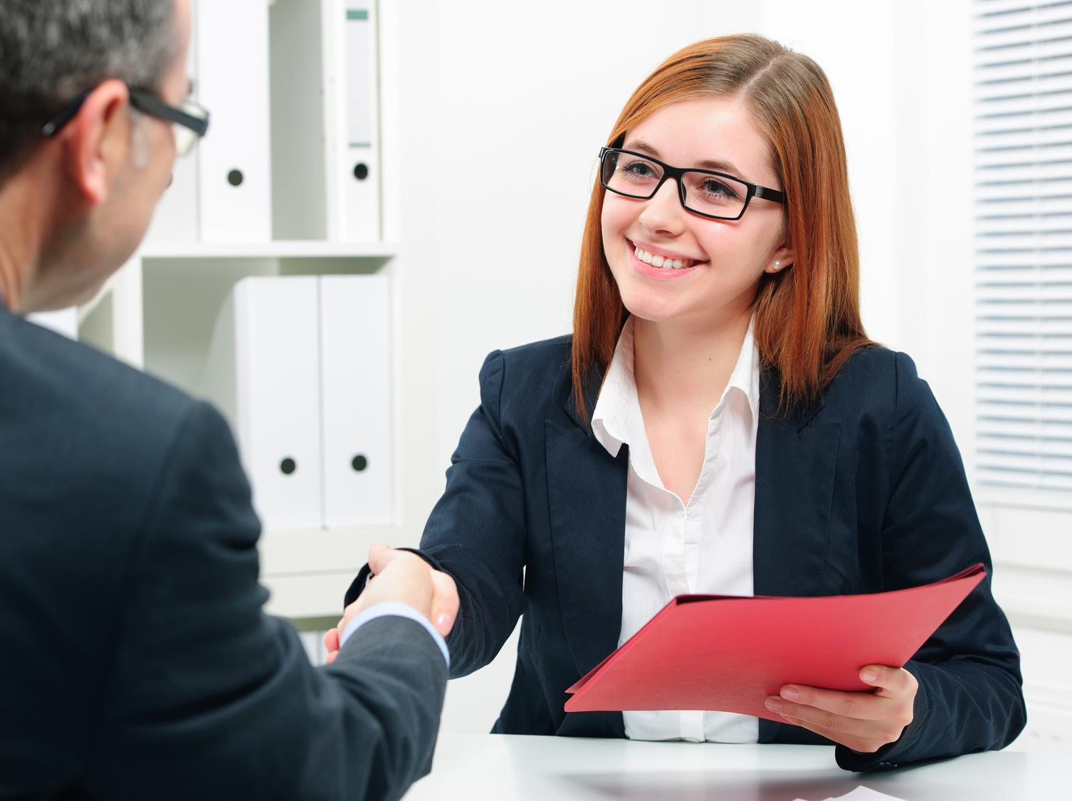 - Procure saber o nome da visita, a qual organização pertence e qual o propósito da visita. - Visitas frequentes devem ser atendidas com o mesmo bom humor. - Demonstre reconhecimento pelo nome.