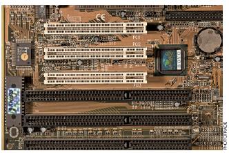 EXPANSÃO: ISA O Industry Standard Arquiteture (ou Arquitetura Padrão da Indústria), mais conhecido como ISA, foi o padrão para conector de expansão utilizado pela IBM em seus primeiros computadores