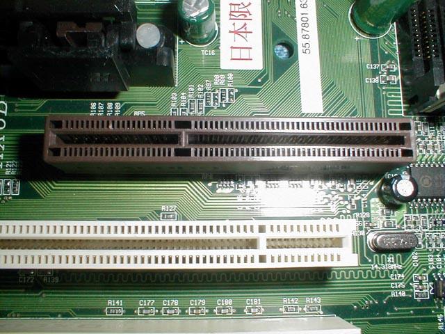 EXPANSÃO: AGP O AGP (Accelerated Graphic Port, ou Porta Gráfica Acelerada) para as placas-mãe baseadas no Pentium II foi desenvolvido pela Intel, no início de 1997.