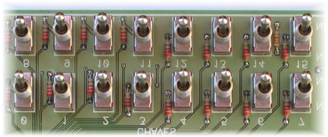 Quadro 3 Pinos de habilitação dos displays da Placa de Desenvolvimento UTP 128-84 AÇÃO DISPLAY PINO DO PLD 0: apagado 1: aceso DSP1 68 DSP2 67 DSP3 65 DSP4 64 Chaves para entrada de níveis lógicos: A