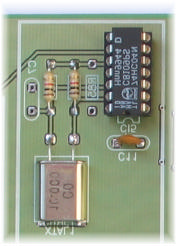 Gerador de clock: A Placa de Desenvolvimento UTP 128-84 possui uma base de tempo interna de 10MHz com cristal: permite o desenvolvimento de sistemas digitais que necessitem de uma base de tempo