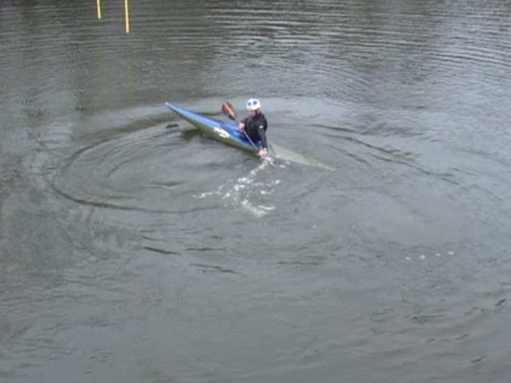 C2 Remada ré com aceleração frente. a)-remar vagarosamente para trás 3 4 vezes e então remar de 3 5 vezes para frente com toda a força.