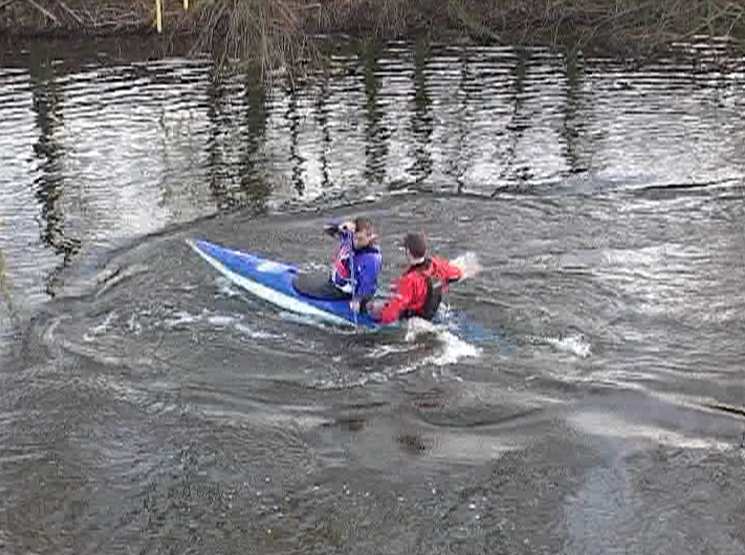 C2 Pivô com leme de proa. a)-barco bem equilibrado. b)-canoísta de proa: deve puxar a pá totalmente na vertical para realizar o leme, deslizando o remo para traz rente a borda da canoa.