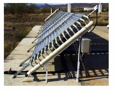 Figura 2.4 Foto do reator solar parabólico em escala industrial Kavitha et al.