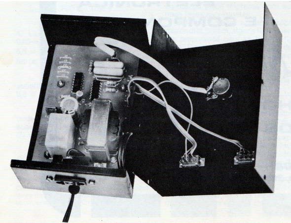A figura a seguir mostra o aspecto do temporizador após montado em uma caixa metálica.