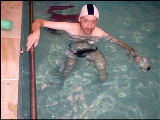 1. Membros inferiores Posição: paciente em pé, segura com uma das mãos na borda da piscina e executa o movimento com o membro inferior contralateral.