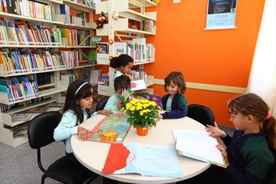 Rede Municipal de Bibliotecas Escolares de Curitiba Junho 2010 Constituída por 172 bibliotecas, sendo: 159 Bibliotecas Escolares, 11 Faróis do Saber de praça 01 Biblioteca