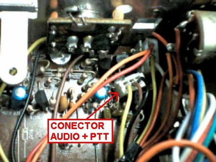 Remova porca que prende o conector e retire o conjunto conector e placa do microfone do lugar para facilitar o trabalho. 8.