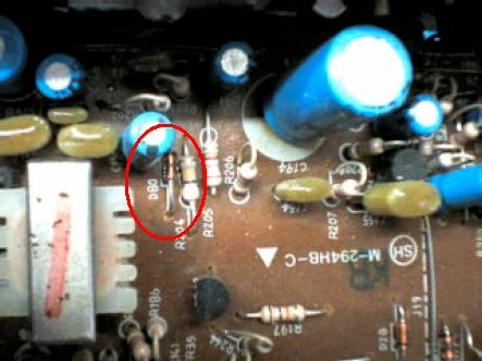 17. Se precisar do RETORNO de áudio para ouvir o eco, localize o diodo D80 conforme indicado na foto abaixo. Levante ou corte um de seus terminais. 18.