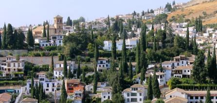 Granada Granada localiza-se no Sul da Espanha, na região autónoma da Andaluzia, ao pés duma das montanhas mas altas do pais, a famosa Serra Nevada.