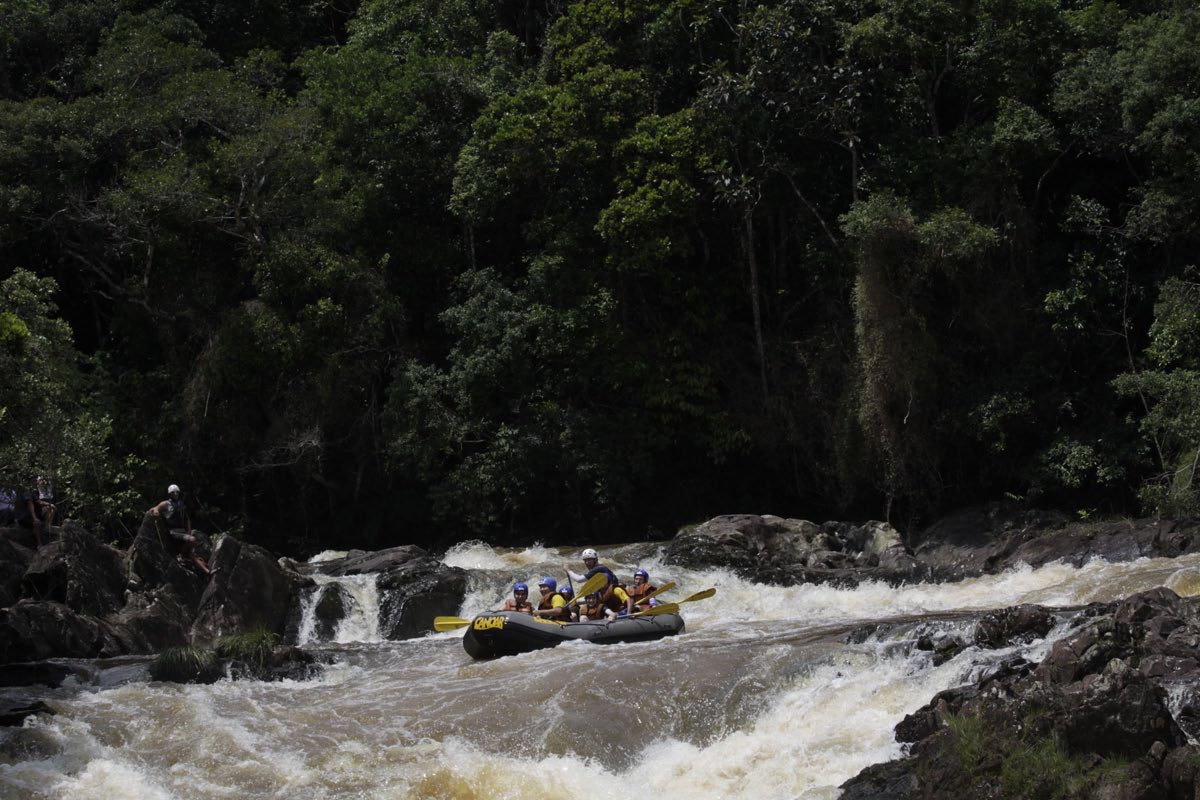 Definição O Rafting consiste na descida de rios em botes infláveis. Os participantes remam conduzidos por um Instrutor, responsável pela orientação do grupo durante o percurso.