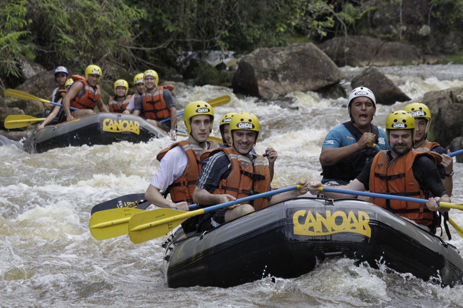 7 A Canoar oferece botes para quatro a sete participantes. Cada bote tem o acompanhamento de um Instrutor, que coordena a remada de todos e garante a segurança dos participantes.