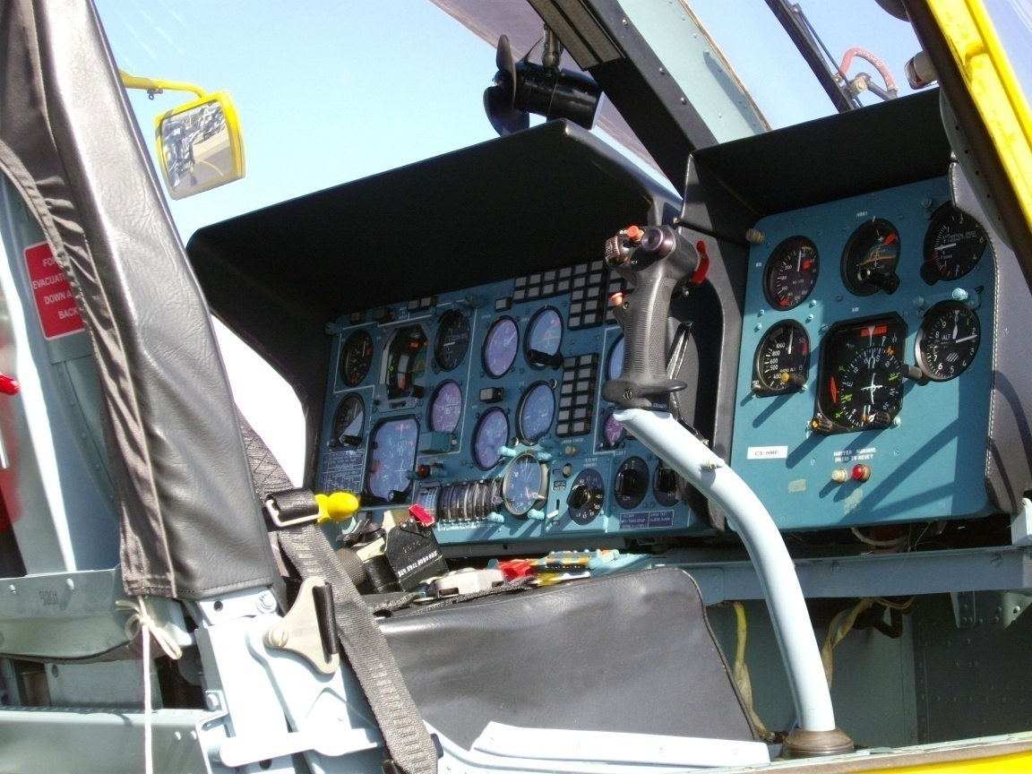 Figura 8 Manche de um helicóptero que permite ao piloto controlar a direcção de voo. Foto do autor.