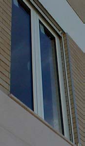 Figura 5 - Juntas periféricas em RCA de fachadas executadas em perfis de aço inox: cunhal do edifício e remate junto aos vãos Tabela 2 - Caracterização dos tipos de material de betumação de juntas em