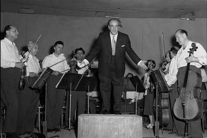 O maestro e orquestra após concerto em Tel Aviv 1952.