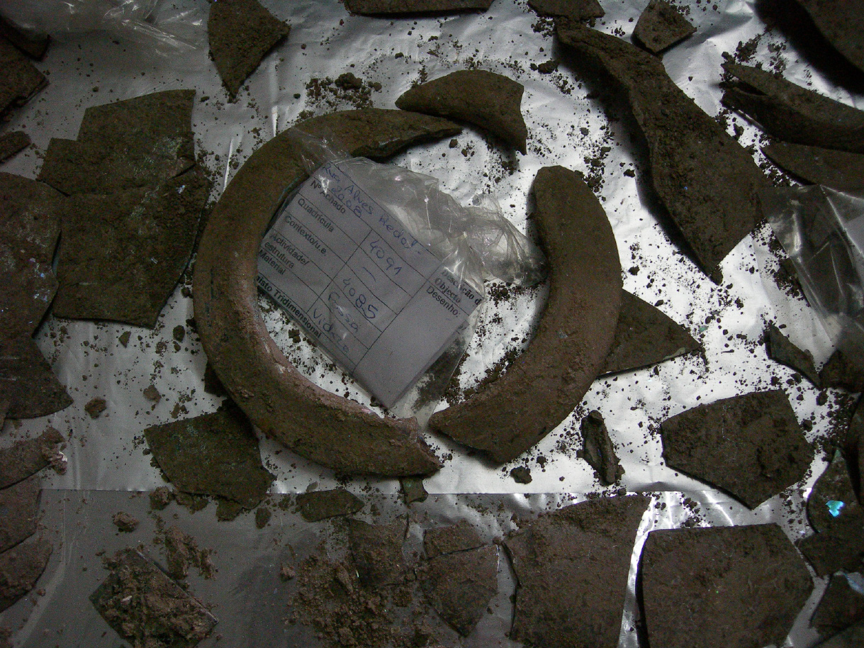Conservação e restauro de uma urna em vidro do século I d.c., encontrada em Mértola, (Portugal) Figs. 8 e 9.