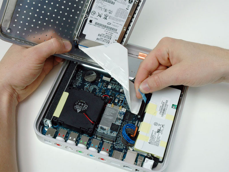 Passo 1 Apple TV 1ª Geração Teardown Temos nosso novo Apple TV hoje, ignorou o "ligá-lo em 'passo, e foi direto para o nosso desmontagem. É a Apple modelo # A1218.