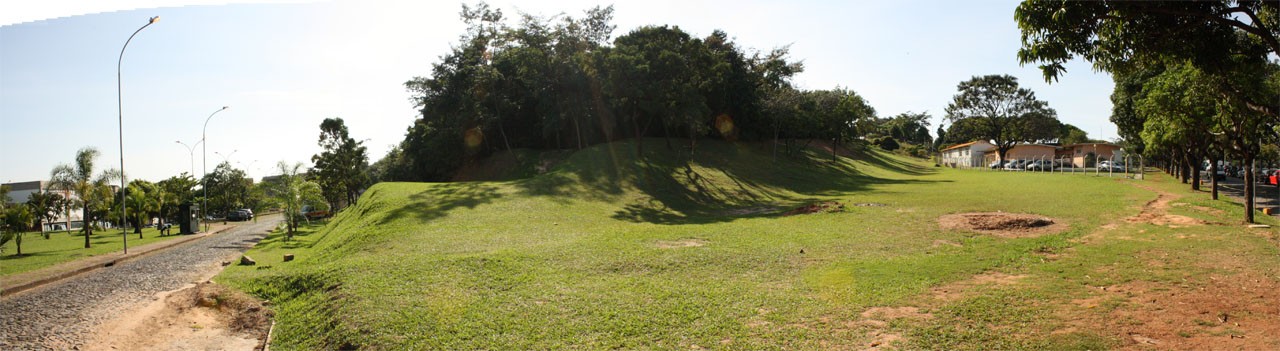 Vista panorâmica do terreno desde a parte baixa (via lateral de acesso ao estacionamento FAFICH/FALE e CAD2. RUA PROF.