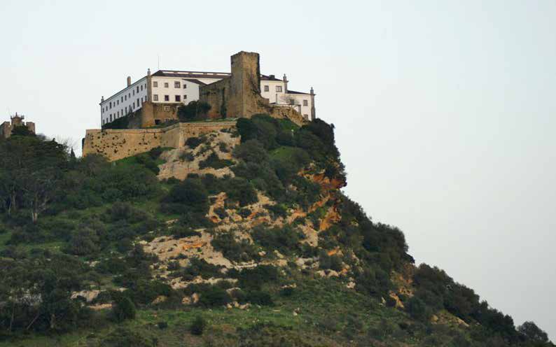 A deslumbrante paisagem para a vila, serra e mar é o grande tesouro da região.