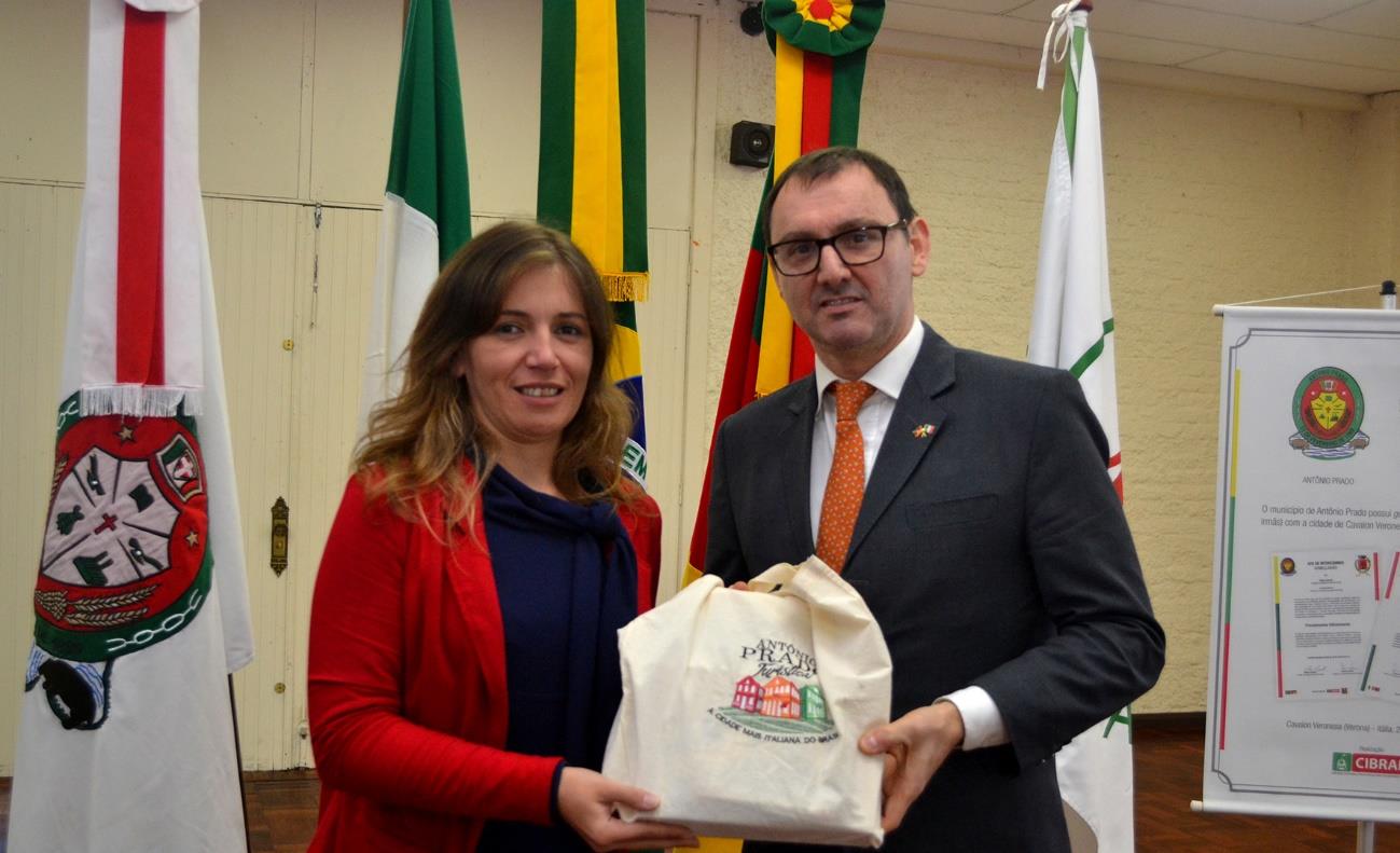 A Secretária de Turismo de Antônio Prado, Carla Chilanti Pinheiro entregou materiais promocionais da cidade de Antônio Prado. Foto: Dupla Notícia.