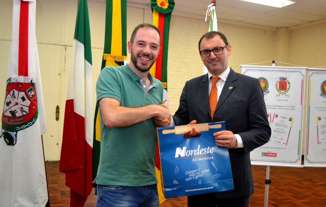 O Vice-Presidente do Cibrap, Diogo Scopel, finalizou com a entrega de uma sacola com produtos oferecidos pela empresa Nordeste
