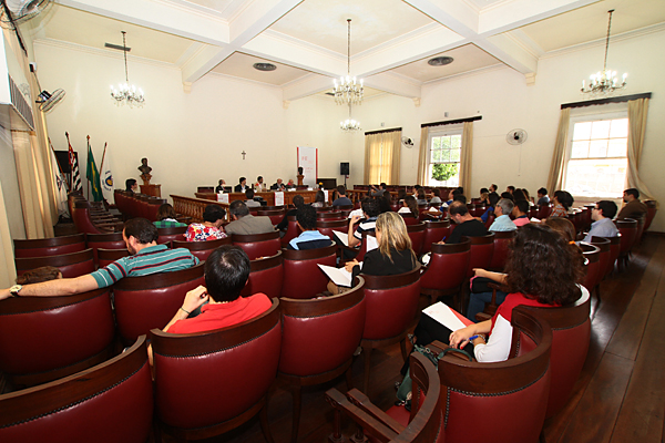 evento foi diversificado, somando aproximadamente 70 pessoas. Público no início do evento.