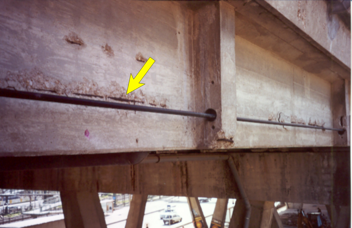 Encontro Nacional Betão Estrutural 2004 3 O nivelamento do tabuleiro foi efectuado cortando os ferrolhos de ligação das carlingas às travessas e introduzindo simples maciços de betão e chapas de