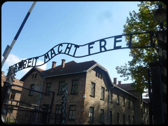 O TRABALHO LIBERTA Ao portão de entrada, como boas-vindas, estavam esses dizeres a irônica saudação nazista aos deportados que de trem chegavam ao Campo de Concentração de Auschwitz (Polônia),