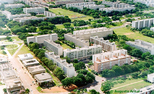 2.3. O lote O edifício não pode ser desligado do lote ou superfície que ocupa A forma do lote é condicionante da forma do edifício e, consequentemente, da forma da cidade.