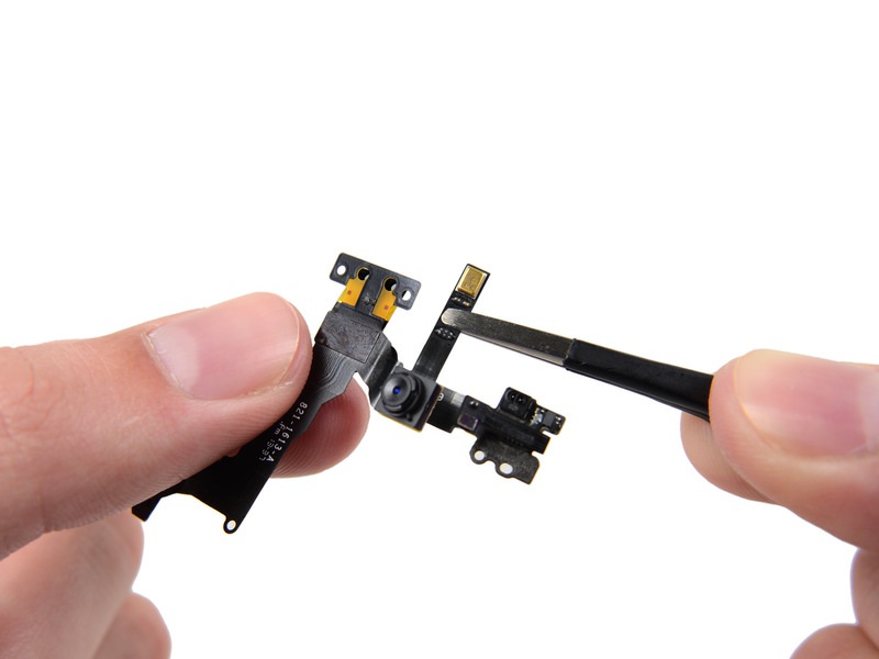 Passo 35 A fim de garantir um bom ajuste e colocação correta de componentes, verifique se o novo conjunto do cabo corresponde ao que saiu do seu iphone.