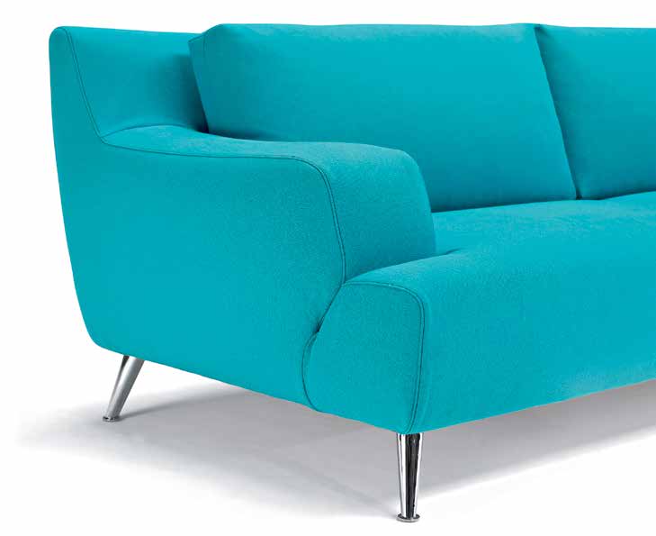Inspirado nos anos 60, o sofá Host tem pés cônicos em metal e generoso volume quadrado.