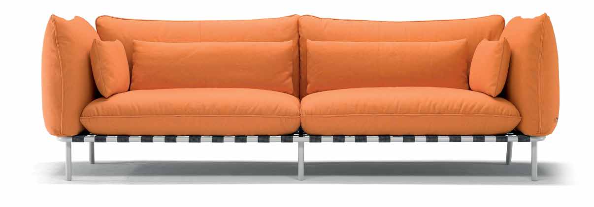Um sofá impressionante com tecido moderno e suspenso por longos pés