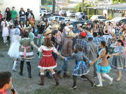 As danças sempre foram um importante componente cultural da humanidade. O folclore brasileiro é rico em danças que representam as tradições e a cultura de uma determinada região.