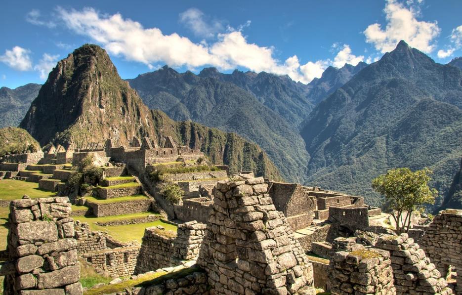 Império Inca Política: Sapa Inca: título de imperador divinizado; Poder centralizado em Cuzco ( umbigo do mundo ); Centralização proporcionada pela criação de estradas; Política expansionista: Uma