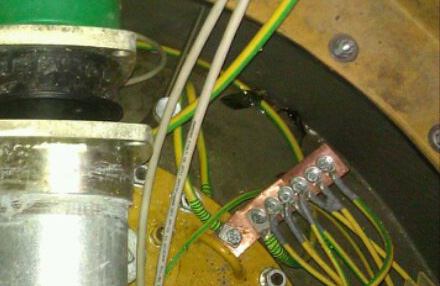 Geração de eletricidade estática em tubos Acúmulo de carga elétrica por indução em tubos O acúmulo de carga elétrica em torno do equipamento cria um campo eletrostático ao seu redor.