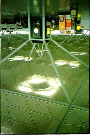 61 FIGURA 22 Domus (Standstead Airport, Londres) 3.4.1.4- Dutos de luz De acordo com Vianna & Gonçalves (2001, p.