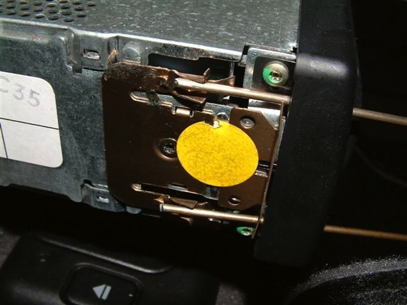 Passo 4 Se a BMW está equipado com navegação, remova o computador de navegação para acessar tronco montado área da electrónica.