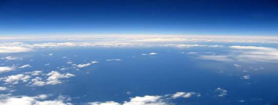 A atmosfera A atmosfera constitui uma transição gradual entre o ambiente em que vivemos e o restante do espaço sideral.
