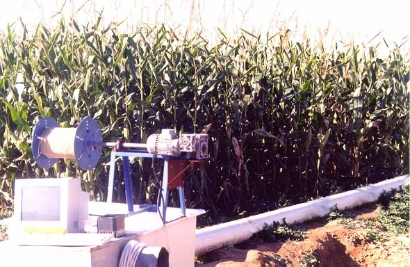 do campo em oito sulcos, e o caudal excedente do campo.