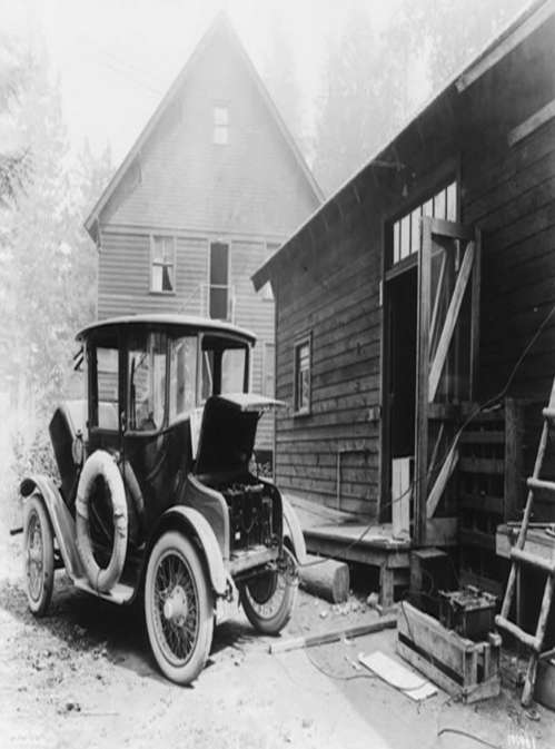Primeiro Carro Elétrico Robert Anderson construiu uma carruagem elétrica em 1832 usando pilhas nãorecarregáveis.