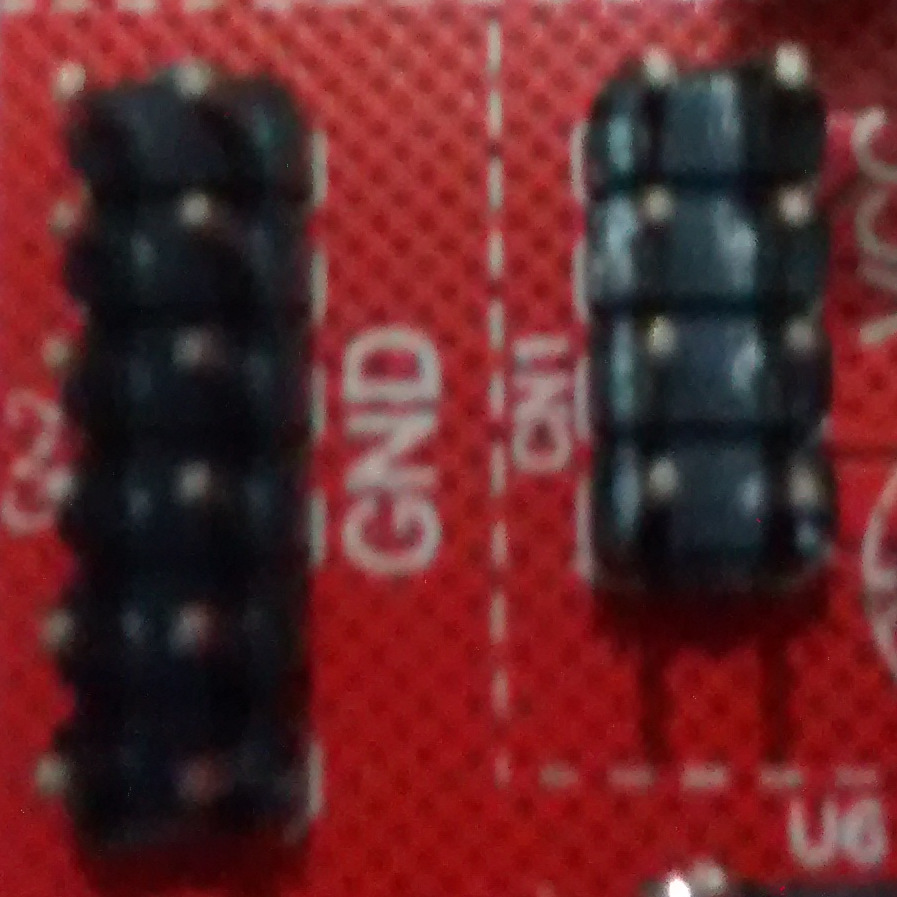 Pinos de configuração: pino P3.5 do microcontrolador RS pino P3.6 do microcontrolador R/W pino P3.7 do microcontrolador E pino P1.2 do microcontrolador CS1 pino P1.3 do microcontrolador CS2 pino P3.