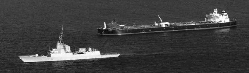 A PIRATARIA MARÍTIMA NO MUNDO CONTEMPORÂNEO Navio de Guerra da Eunafor escoltando Navio Mercante no Golfo de Aden suas áreas continentais.