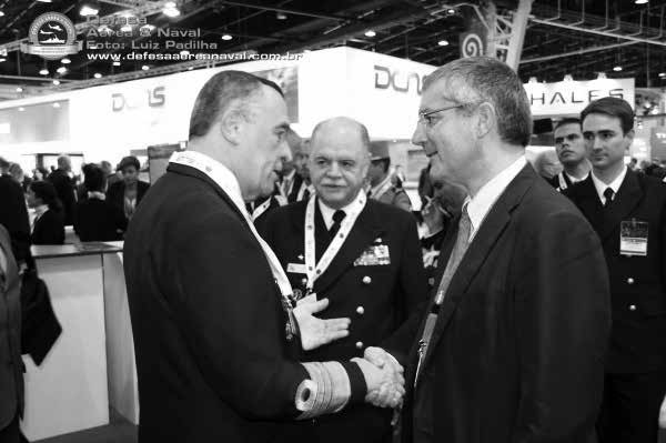 NOTICIÁRIO MARÍTIMO MARINHA DO BRASIL NA EURONAVAL 2014 O comandante da Marinha, Almirante de Esquadra Julio Soares de Moura Neto, visitou em 28 de outubro último a Euronaval 2014 (24 a Exposição e