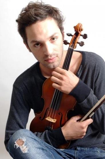Natural de Vila Nova de Famalicão, Flávio Azevedo iniciou os seus estudos musicais aos doze anos, na Escola Profissional Artística do Vale do Ave, em violino, na classe da professora Suzanna Lidegran.