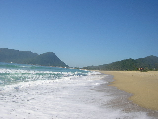 56 O arco praial Pântano do Sul Açores, onde está localizada a praia do Pântano do Sul está situado ao sul da ilha de Santa Catarina (27º47 00 S, 48º30 24 W) (Foto 3), apresentando forma parabólica