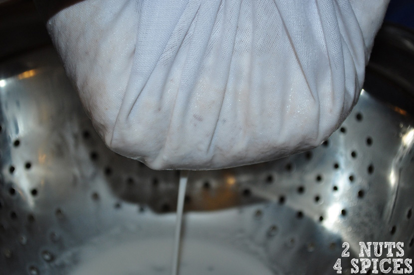 Em uma tigela coloque o tecido esterilizado e jogue todo o coco batido com água.